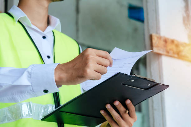 Engenheiro inspecionando a segurança de um edifício