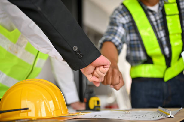 Engenheiro de obra e advogado se cumprimentando quando da formalização do termo de entrega de obra